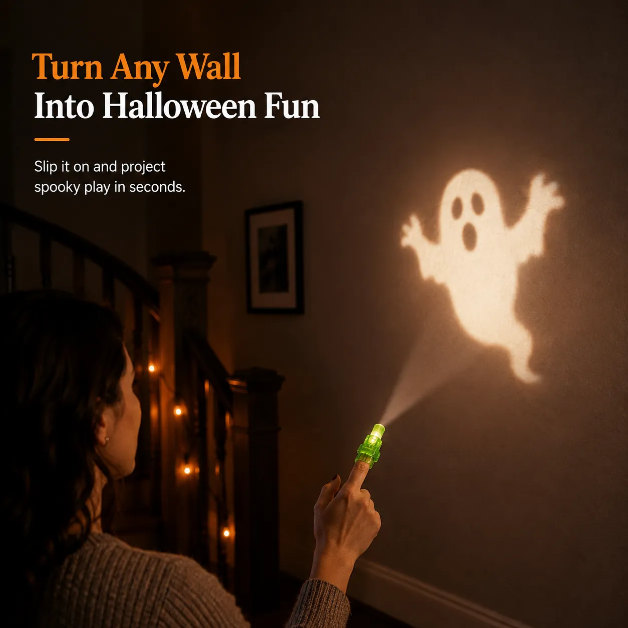 Zielony projektor palcowy wyświetlający obraz ducha Halloween na wewnętrznej ścianie Zielony projektor palcowy wyświetlający obraz ducha Halloween na wewnętrznej ścianie